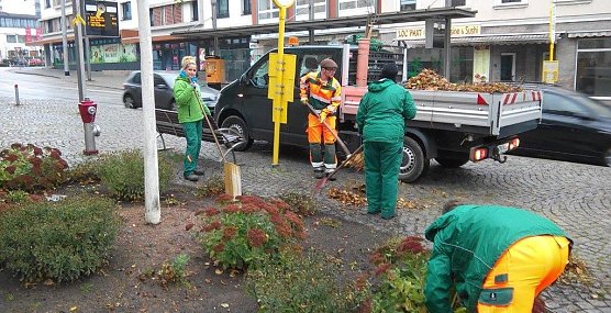  Sachgebiet Umwelt -und Gr&uuml;nordnung bei einer S&auml;uberungsaktion. (Foto: Kurt Frank)