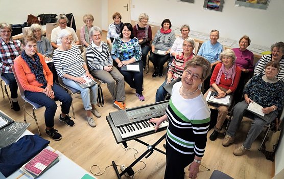 Den Frauenchor gibt es seit mittlerweile 25 Jahre. Elisabeth Szesny (Mitte) leitet die Gruppe (Foto: Monika Hendrich)