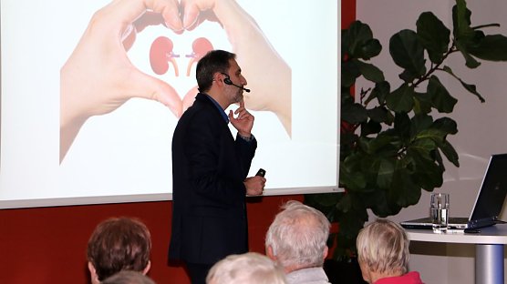 Am Mittwoch kamen wieder zahlreiche Interessierte ins S&uuml;dharz Klinikum, als Dr. med. Fahri Kiziler, Bereichsleiter der Nephrologie, &uuml;ber die Ursachen und Behandlungsstrategien von Nierenerkrankungen und &uuml;ber die verschiedenen M&ouml;glichkeiten der Dialyse sprach (Foto: S&uuml;dharz Klinikum Nordhausen gGmbH)