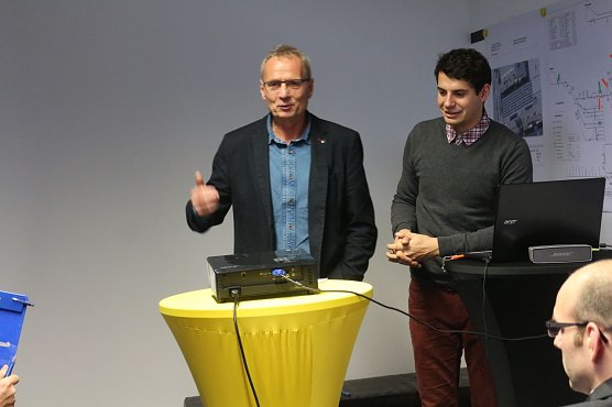 v.l.: Hans-J&uuml;rgen Weidt und Sebastian Kupfer berichteten von ihren Erfahrungen mit der Elektromobilit&auml;t  (Foto: Angelo Glashagel)