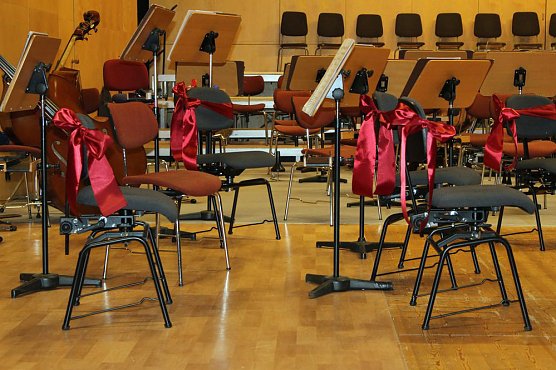 Urauff&uuml;hrung mit neuen St&uuml;hlen (Foto: Karl-Heinz Herrmann)