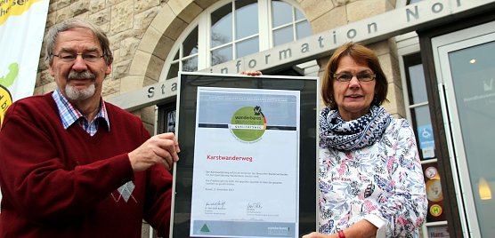 Zertifikat &uuml;bergeben (Foto: P. Grabe, Pressestelle)