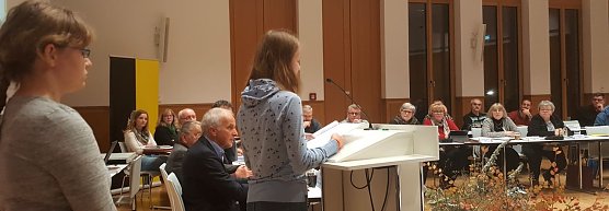 Sch&uuml;lerinnen des Humboldt-Gymnasiums bei der Lesung (Foto: nnz)