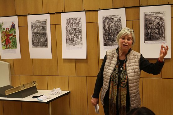 Heidelore Kneffel hat zwei Jahre mit der Himmelgartenbibliothek zugebracht (Foto: Angelo Glashagel) Heidelore Kneffel hat zwei Jahre mit der Himmelgartenbibliothek zugebracht (Foto: Angelo Glashagel)