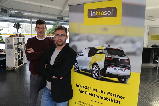 Sebastian Kupfer und Eric Benkenstein stehen dem Thema Elektromobilit&auml;t von Haus aus positiv gegen&uuml;ber (Foto: Angelo Glashagel)