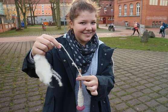 Alles Handarbeit - Sch&uuml;lerin Emely mit einer Handspindel (Foto: Angelo Glashagel)