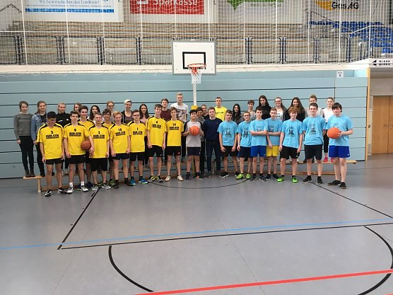 Zum Sieg gedribbelt - gleich zwei mal war das Herder Gymnasium erfolgreich (Foto: Werner Hütcher) Zum Sieg gedribbelt - gleich zwei mal war das Herder Gymnasium erfolgreich (Foto: Werner Hütcher)