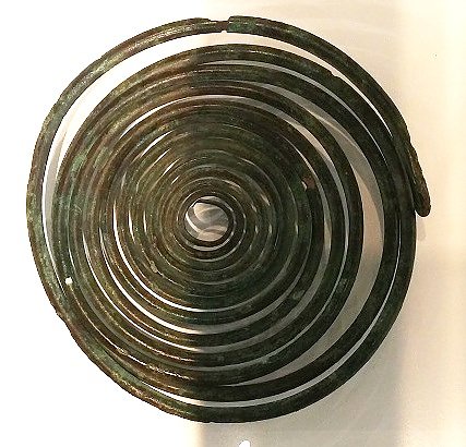 Hakenspirale, Kopfschmuck bei Frauen aus Bronze (Foto: Astrid Lautenschl&auml;ger)