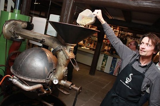 Kaffe rösten zum Advent im Tabakspeicher (Foto: Jürgen Rennebach, Museum Tabakspeicher) Kaffe rösten zum Advent im Tabakspeicher (Foto: Jürgen Rennebach, Museum Tabakspeicher)