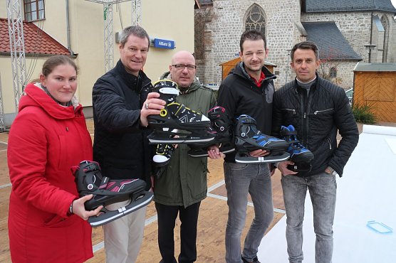 Eislaufen mitten in Nordhausen - morgen wird die Eisbahn vor der Marktpassage er&ouml;ffnet (Foto: Angelo Glashagel)
