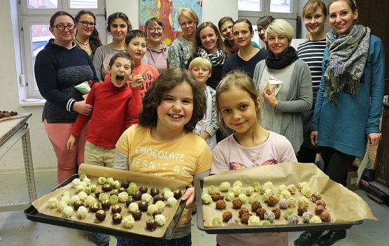 Backen, Basteln, B&auml;ume schm&uuml;cken - an der Jugendkunstschule und im Weltladen konnte man das heute selbst machen (Foto: Angelo Glashagel)