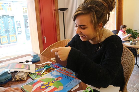 Backen, Basteln, B&auml;ume schm&uuml;cken - an der Jugendkunstschule und im Weltladen konnte man das heute selbst machen (Foto: Angelo Glashagel)