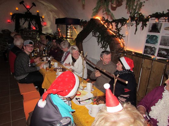 Im Schaubergwerk Lange Wand wurde die Bergweihnacht traditionell gefeiert. Der Festsaal war wie jedes Jahr ausgebucht. (Foto: Lydia Schubert)