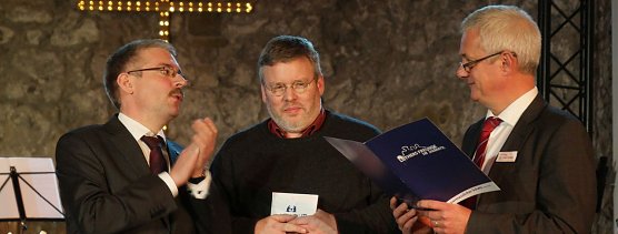 Der letzte &Ouml;kumenepreis f&uuml;r Thomas Hofereiter (Bildmitte) (Foto: nnz)