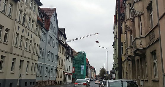 Gefährlich über der Straße (Foto: privat) Gefährlich über der Straße (Foto: privat)