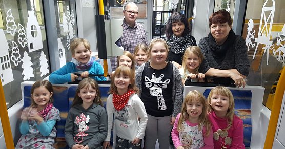 Kinder aus dem Domschl&ouml;sschen schm&uuml;cken eine Stra&szlig;enbahn (Foto: Stadtwerke Nordhausen)