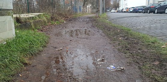 Ein Teil des Gehweges wurde erneuert, dieser Teil nicht (Foto: nnz)