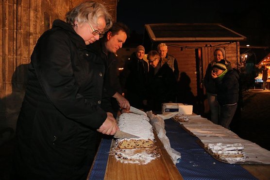 Pfarrerin Hilde J&uuml;ngling und B&uuml;rgermeister Matthias Ehrhold beim Stollenanschnitt. (Foto: Susanne Schedwill)