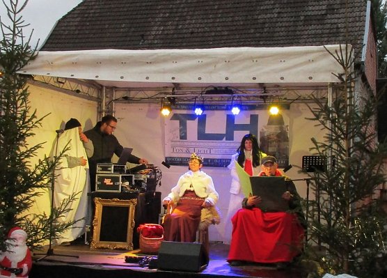 Altes M&auml;rchen, neu interpretiert: Familie Frank Pojtinger hatte - wie schon im letzten Jahr  - eingeladen zugunsten des Christlichen Hospizes Haus Geborgenheit in Neustadt (Foto: Margret Holzapfel)