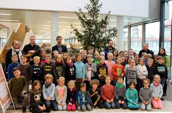 Die evangelische Grundschule brachte der Stadtverwaltung ein St&auml;ndchen (Foto: Ilona Bergmann, Pressestelle Stadt Nordhausen)