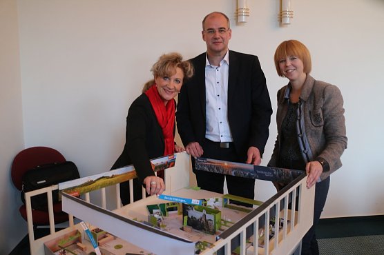 v.l.: Ministerin Birgit Keller, Landrat Matthias Jendricke und Jessica Pieper vor dem Modell des Th&uuml;ringer Messeauftritts (Foto: Angelo Glashagel)