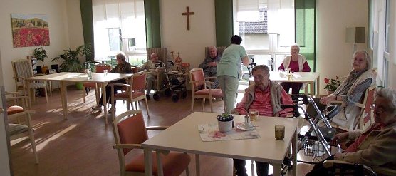 Blick in den gem&uuml;tlichen Aufenthaltsraum der Diakonie Sozialstation in G&uuml;nzerode. Hier l&auml;sst es sich gut miteinander verweilen und plaudern (Foto: Kurt Frank)