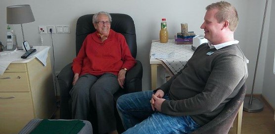 Milly J&auml;ger in ihrem Zimmer im Gespr&auml;ch mit Pflegedienstleiter Robert Hippmann. (Foto: Kurt Frank)
