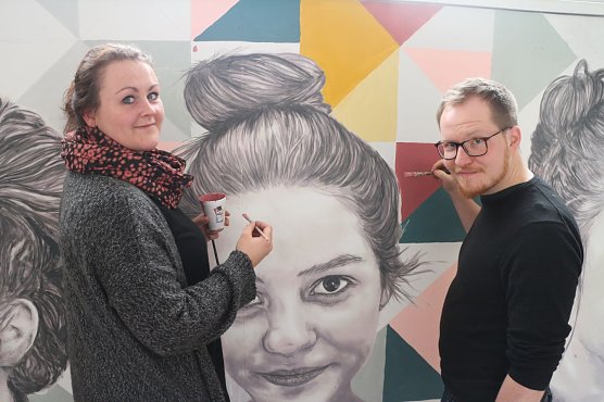 Packen auch mit an: Franziska K&ouml;hler und Thomas Kirchner (Foto: Angelo Glashagel)