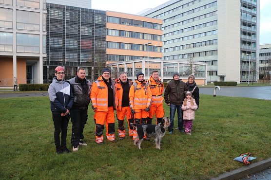 Vier Menschen, f&uuml;nf Hunde und jede Menge Freiwillige - suchen und finden will gelernt sein (Foto: Angelo Glashagel)