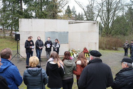 Das Gedenken wurde in diesem Jahr von den Sch&uuml;lerinnen und Sch&uuml;lern der Regelschule "Am F&ouml;rstemannweg" gestaltet (Foto: Angelo Glashagel)