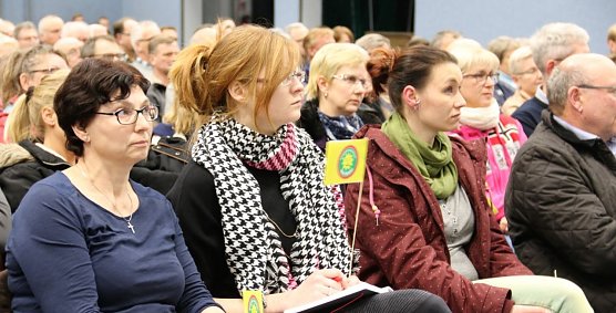 Rund 250 Zuh&ouml;rer waren in die S&uuml;dharzhalle gekommen. (Foto: Susanne Schedwill)
