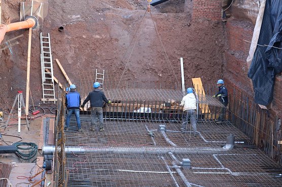 Blick in die riesige Baugrube f&uuml;r das neue Bediengeb&auml;ude. Anfang Februar soll die Bodenplatte gegossen werden. (Foto: Wasserverband Nordhausen)