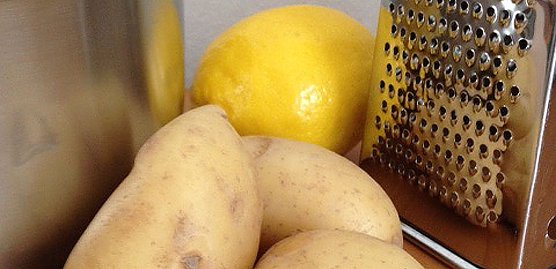 Wirksam gegen Pickel ist eine Maske aus Kartoffeln und Zitronensaft (Foto: KMG) Wirksam gegen Pickel ist eine Maske aus Kartoffeln und Zitronensaft (Foto: KMG)