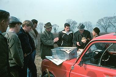 Osterode Heimatforscher begutachten die Entdeckung der Skelette 1980 (Foto: Firouz Vladi) Osterode Heimatforscher begutachten die Entdeckung der Skelette 1980 (Foto: Firouz Vladi)