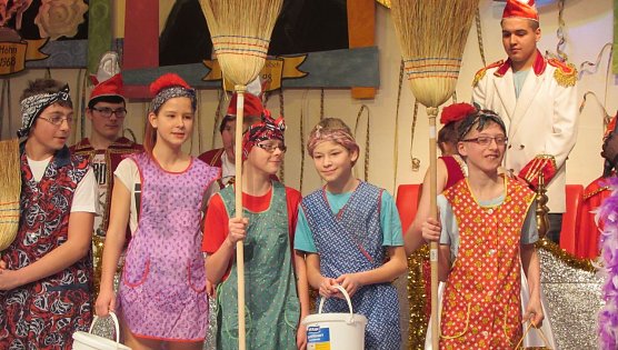 Besentanz und rockende M&ouml;nche (Foto: privat)