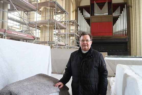 Pfarrer Richard Hentrich vor der gro&szlig;en Orgel (Foto: Angelo Glashagel)