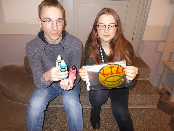 Kreativ mit Fensterfarben beim KILA-Aktionstag (Foto: Evangelischer Kirchenkreis S&uuml;dharz)