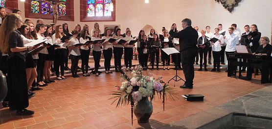 Jugendchor beim Einsingen (Foto: privat)