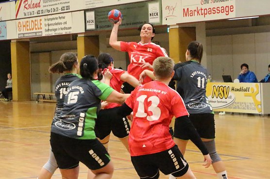 Die K&ouml;pfe der NSV-Frauen waren nicht frei, das zeigten gleich die ersten f&uuml;nf Minuten der 2. Halbzeit (Foto: Uwe Tittel)