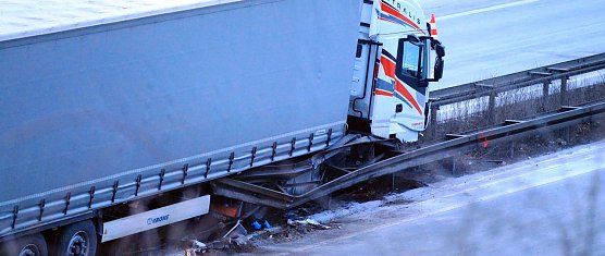 Laster kracht in Mittelleitplanke (Foto: S. Dietzel)