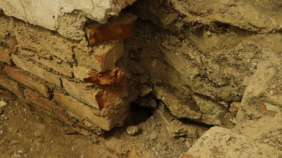 Altes Gemäuer hinter Backstein - Kalksteinmörtel und Naturstein (Foto: Angelo Glashagel) Altes Gemäuer hinter Backstein - Kalksteinmörtel und Naturstein (Foto: Angelo Glashagel)
