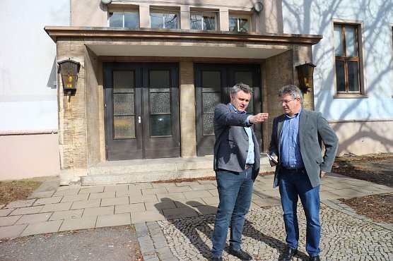 Gunnar Reuter und Volker Vogt vor dem Oberstufengebäude (Foto: Angelo Glashagel) Gunnar Reuter und Volker Vogt vor dem Oberstufengebäude (Foto: Angelo Glashagel)