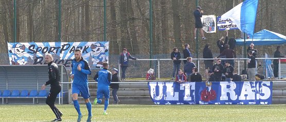 Kreative Fans auch am Kunstrasen (Foto: nnz)