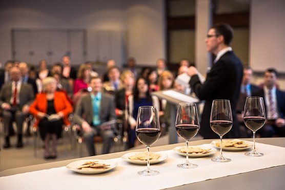 Brot und Wein sind jeher die typischen Symbole des Abendmahles (Foto: JZ)