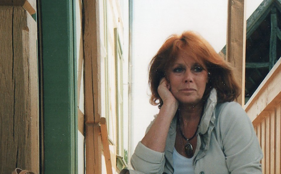 Doris Runge 2006 auf der Treppe des Geburtshauses Sarah Kirschs (Foto: Heidelore Kneffel) Doris Runge 2006 auf der Treppe des Geburtshauses Sarah Kirschs (Foto: Heidelore Kneffel)