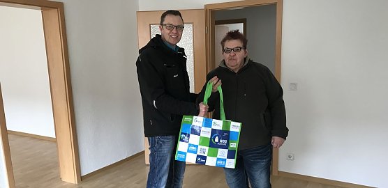 Heiko Hebestreit &uuml;bergibt die Wohnung an Evelyn Krafcick (Foto: privat)