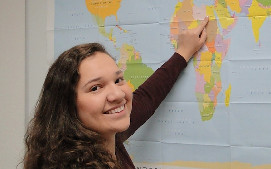 Die meisten Gastdozenten kommen aus Europa, doch es werden auch Lehrende aus &Auml;gypten, Taiwan und Brasilien erwartet, erkl&auml;rt Mar&iacute;lia Luiza Pinheiro Santana (Foto: Patricia Kolbe)