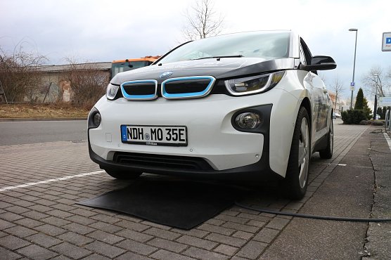 Autonom fahren, autonom "tanken" - mittels Induktionssschleife (Foto: Angelo Glashagel)