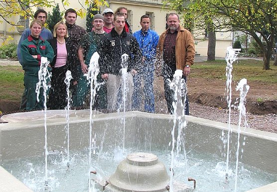 Brunnen pl&auml;tschert (Foto: psv)