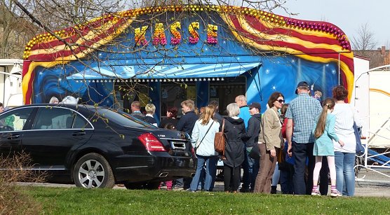 Anstehen nach Zirkuskarten (Foto: nnz)